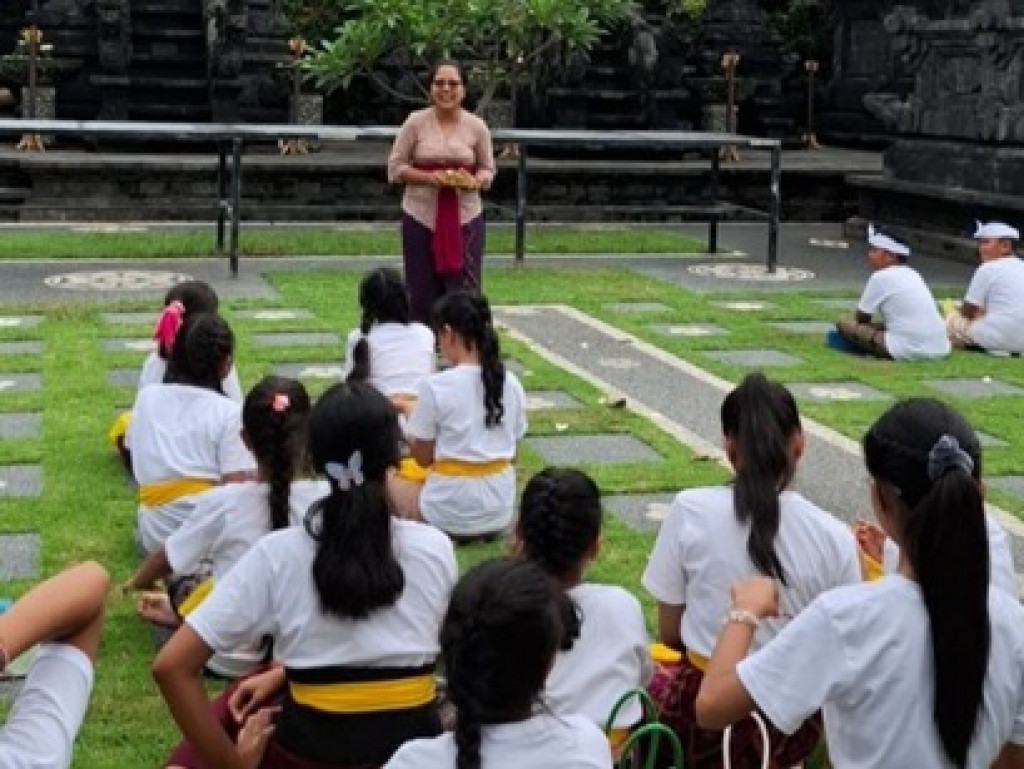 Penyuluh Agama Kantor Kementrian Agama Hindu Mengisi Pemaparan Materi Pasraman Alit-Alit Desa Adat Padang Luwih
